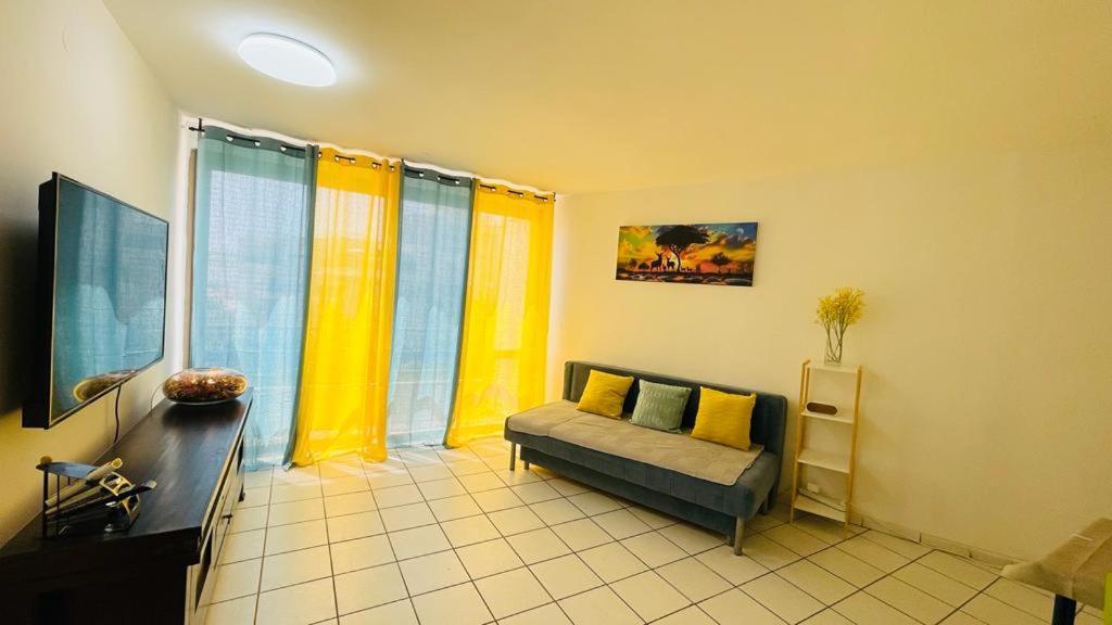 Lev 2 Bedrooms *